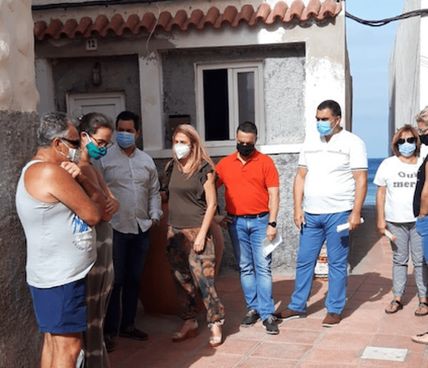 Miembros del PSOE de Telde junto a vecinos de la playa de Ojos de Garza (Foto TA)
